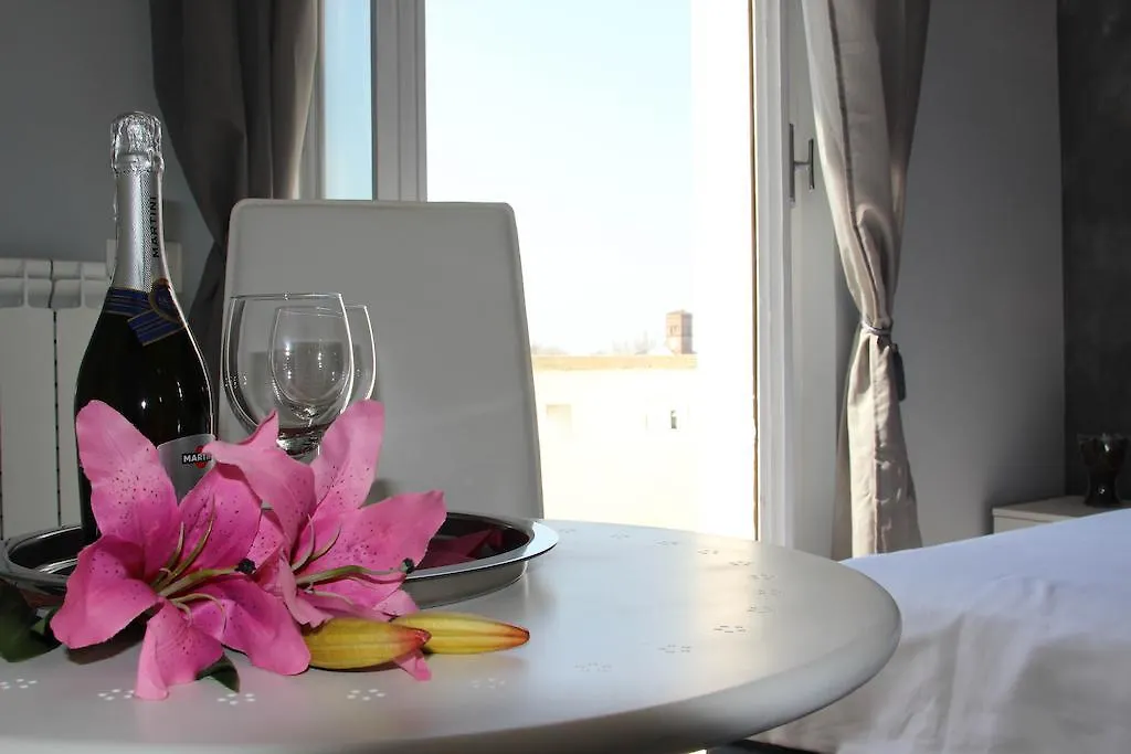 Bed & Breakfast Bed and Breakfast Windows On Roma