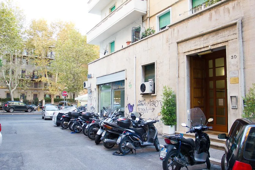 Bed & Breakfast Bed and Breakfast Windows On Roma
